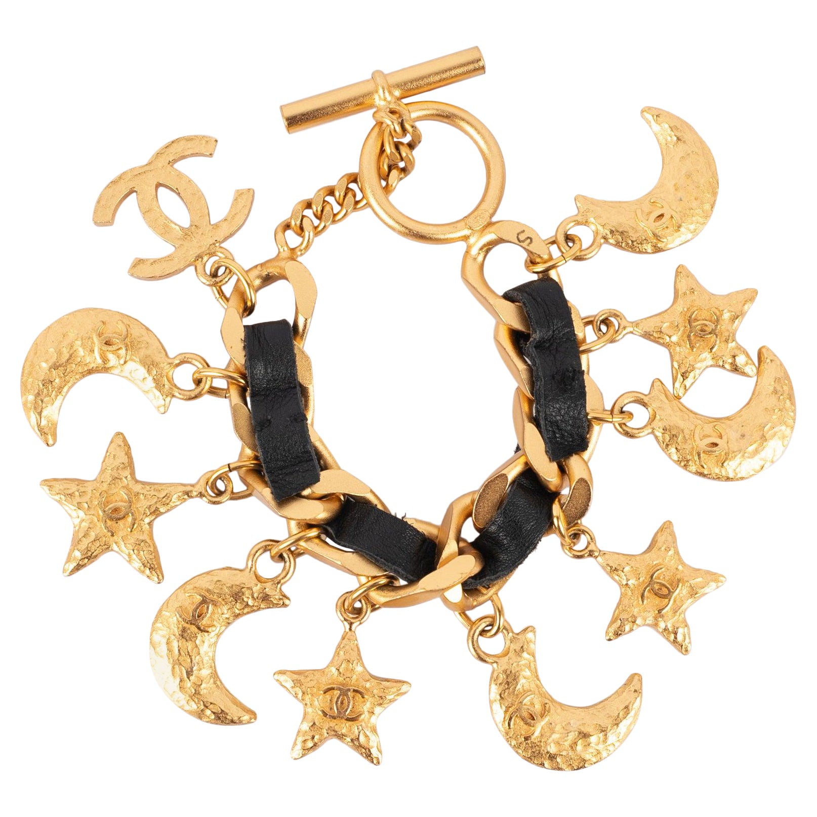 Chanel - Bracelet étoile en cuir noir avec charms en vente