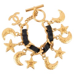 Chanel - Bracelet étoile en cuir noir avec charms
