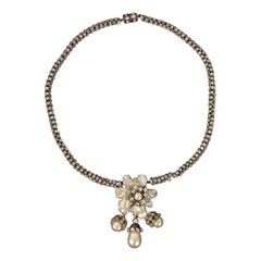 Retro Silvery Flower Necklace with Rhinestones and Pearly Flower