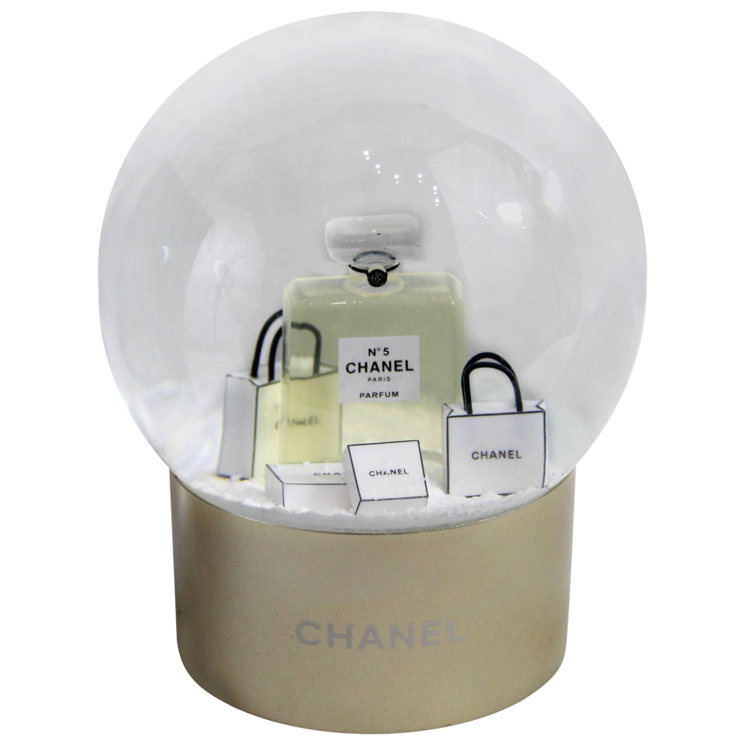Chanel VIP présente la boule de neige dorée