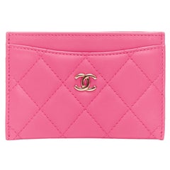 Chanel - Porte-cartes matelassé en cuir lisse rose vif avec logo CC