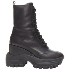 MIU MIU Runway bottes militaires à talons compensés en cuir noir avec logo, EU39