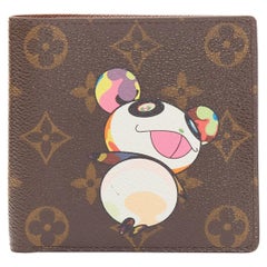 LOUIS VUITTON Takashi Murakami porte un portefeuille à deux volets avec monogramme LV