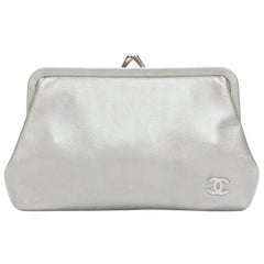 CHANEL petite pochette grise en cuir lisse avec logo CC en cristal argenté