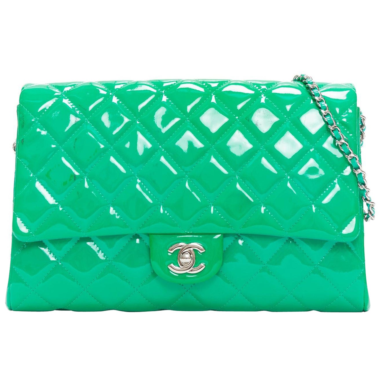 CHANEL sac porté épaule à rabat en cuir verni vert avec logo CC argenté en vente