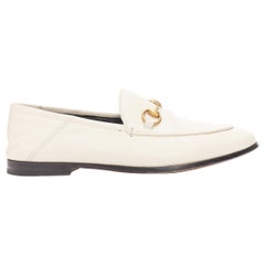 GUCCI Brixton Horsebit Cremefarbene Loafers mit konisch zulaufenden Schnallen und goldenen Schnallen EU35