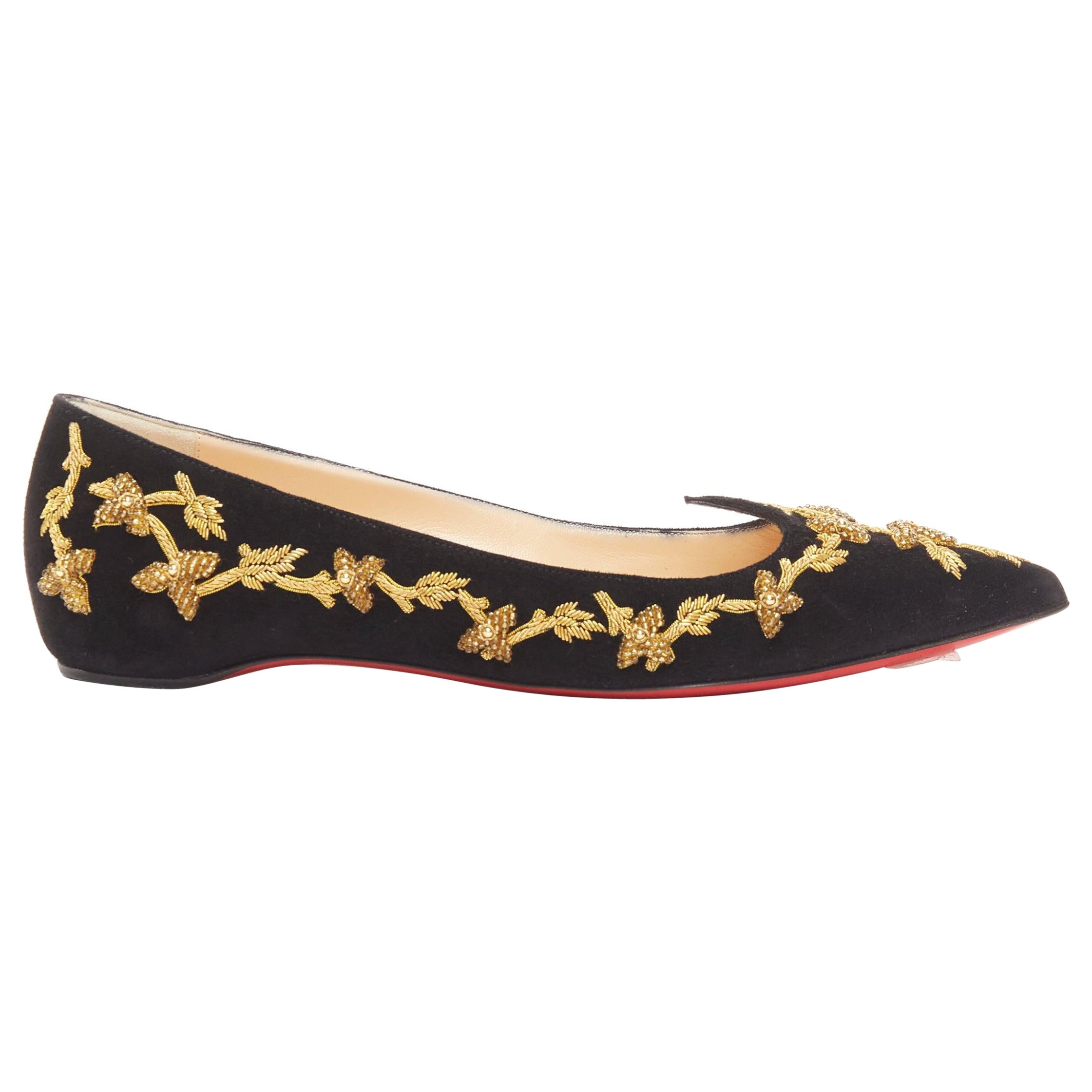 CHRISTIAN LOUBOUTIN spitz zulaufende flache Schuhe aus Wildleder mit schwarzer und goldener Stickerei EU35.5 im Angebot