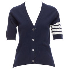 THOM BROWNE 100% Kaschmir marineblaue weiße Strickjacke mit 4 Streifen und Knopfleiste an der Seite IT44 L