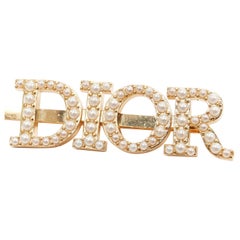 CHRISTIAN DIOR Clip à cheveux barrette en métal doré avec logo en fausse perle crème