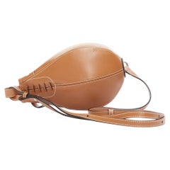 JW ANDERSON Petit sac à bandoulière en cuir tan avec logo et fermeture éclair argentée.
