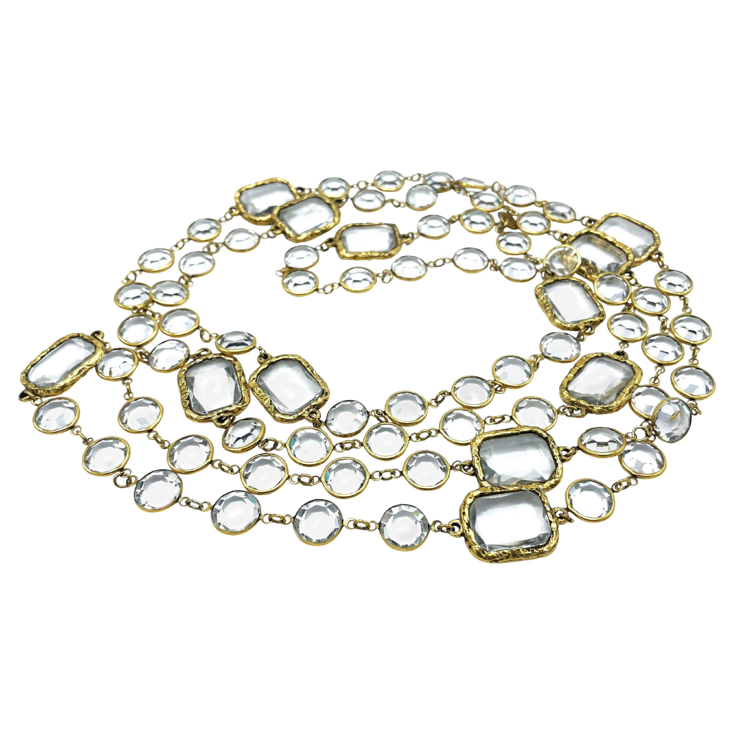 Collana CHANEL con 12 Chanel trasparenti, firmata 1981, placca d'oro in vendita