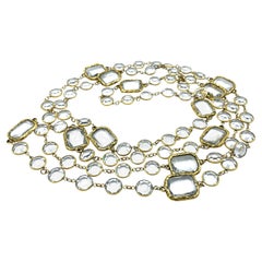 Collier/autoir CHANEL avec 12 chevilles transparentes, signé 1981, plaque d'or
