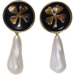 Retro CHANEL white teardrop faux pearl earring with black and gold clover mark