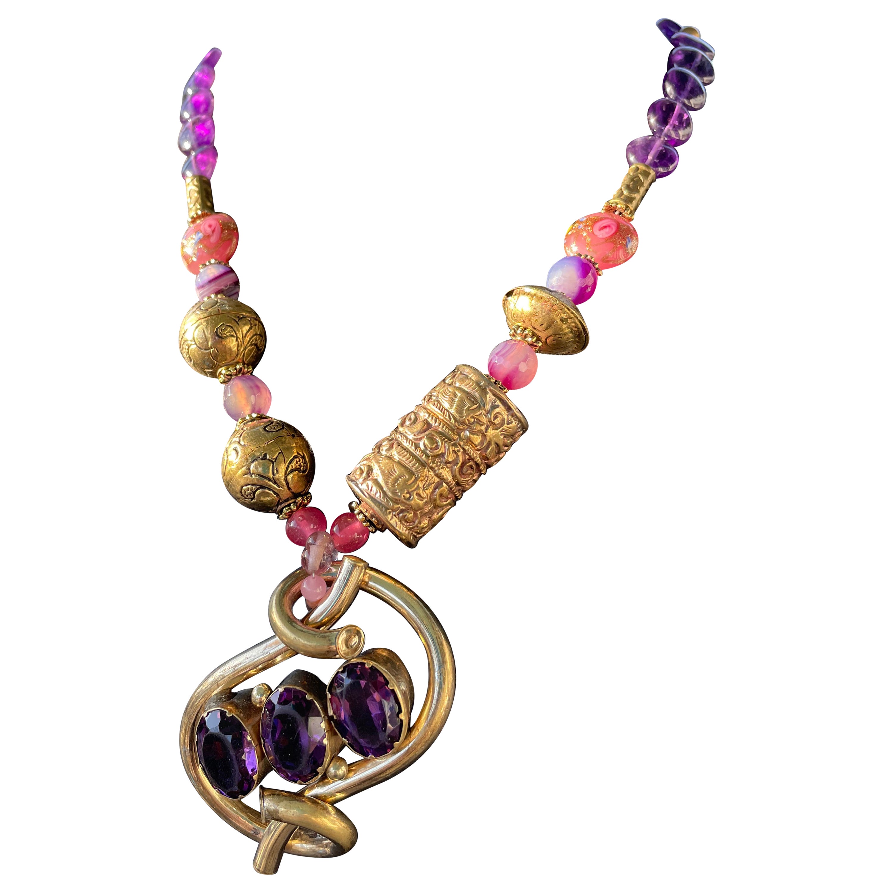 LB bietet viktorianische englische Gold-Halskette mit Amethyst-Anhänger aus Glas und Messing mit Goldfüllung im Angebot