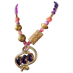 LB propose un collier anglais victorien avec pendentif améthyste rempli d'or et verre