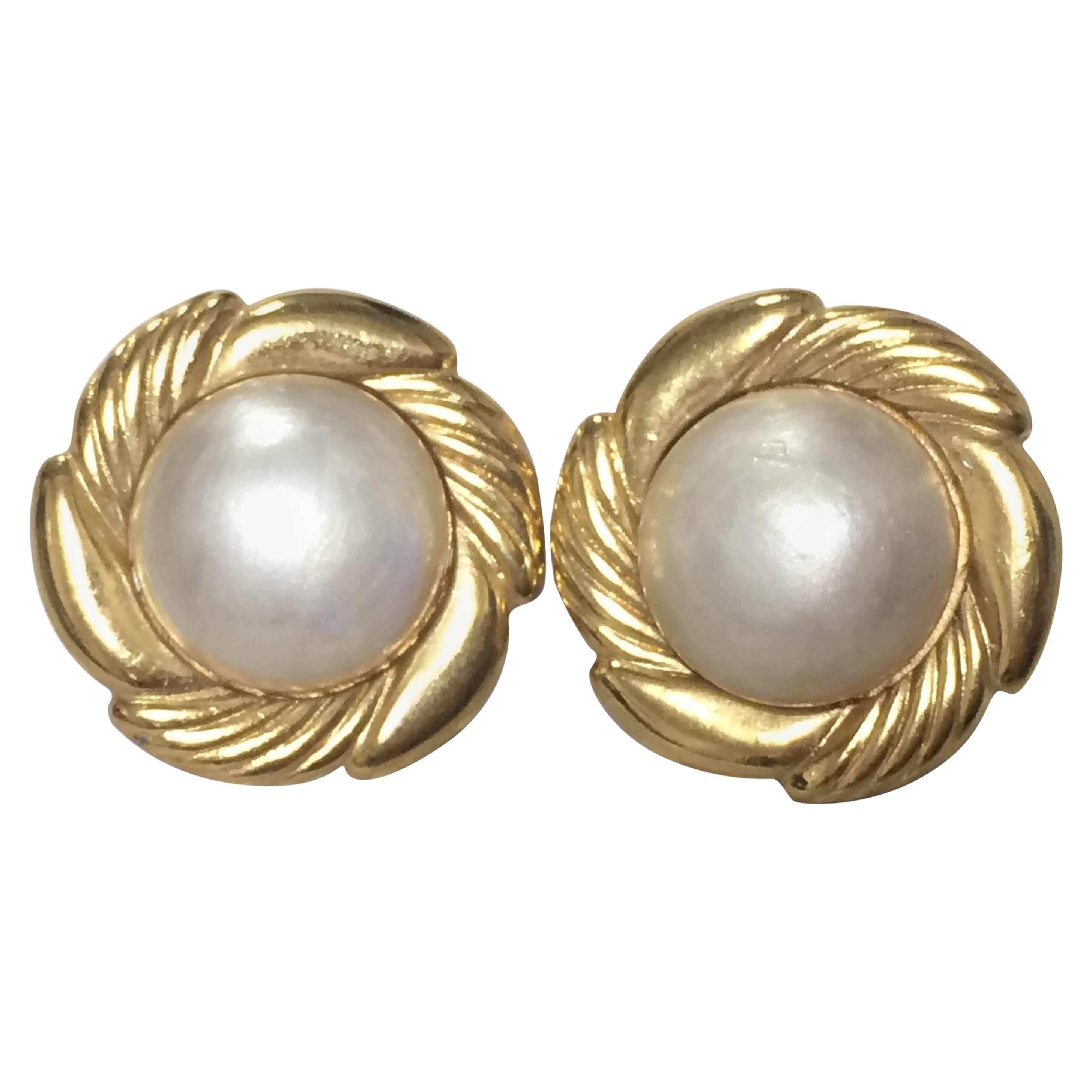 Vintage CHANEL golden round faux pearl earrings in flower design frame. Classic. For Sale