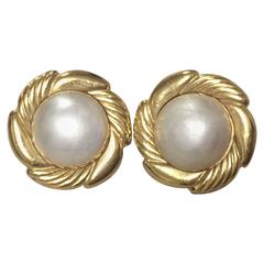 Vintage CHANEL golden round faux pearl earrings in flower design frame. Classic.