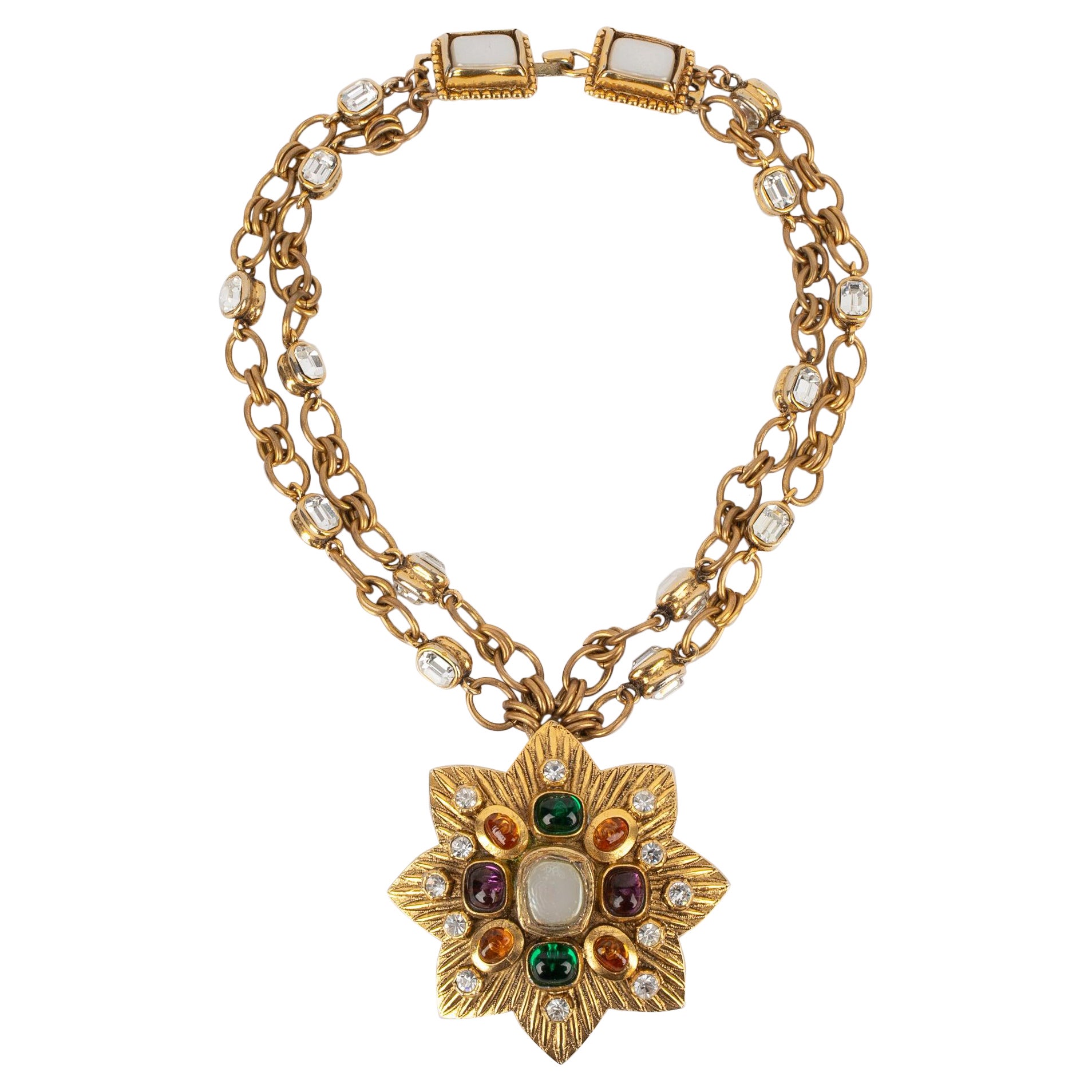 Chanel Goldene zweireihige Metall-Halskette mit Strasssteinen und einem goldenen Metall-Anhänger im Angebot