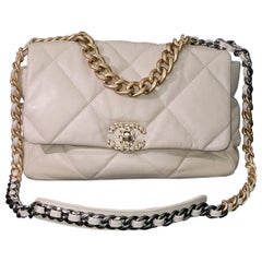 Chanel  Bolso con solapa 19 grande de piel de cordero acolchada beige