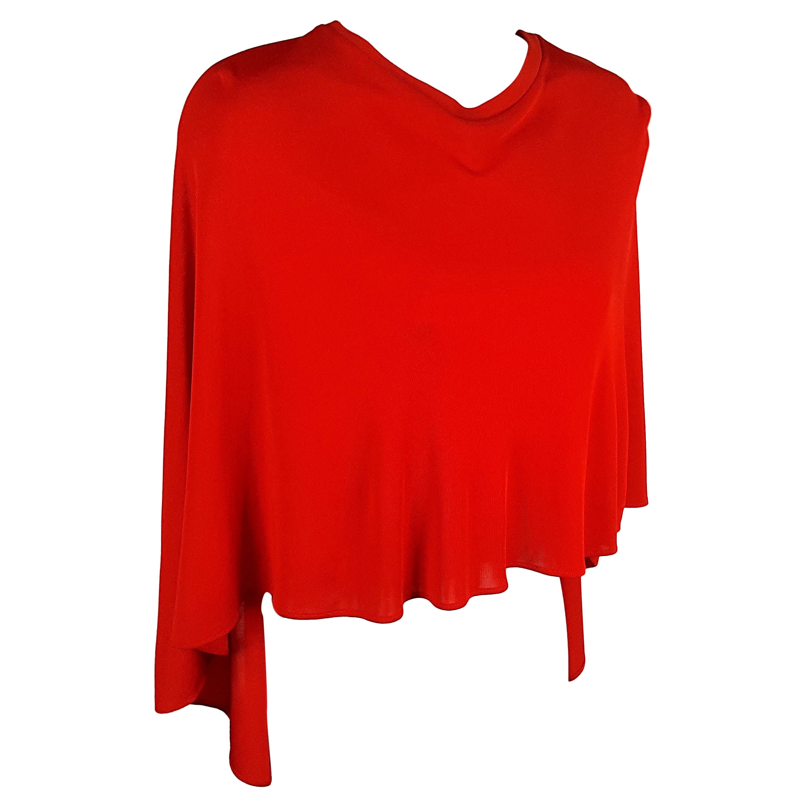 MartinMargiela RunwayLook1 printemps/été 2007 - Mini cape rouge féminine à hauteur basse