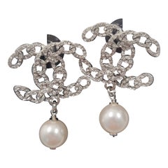 Chanel - Boucles d'oreilles CC avec perles et strass