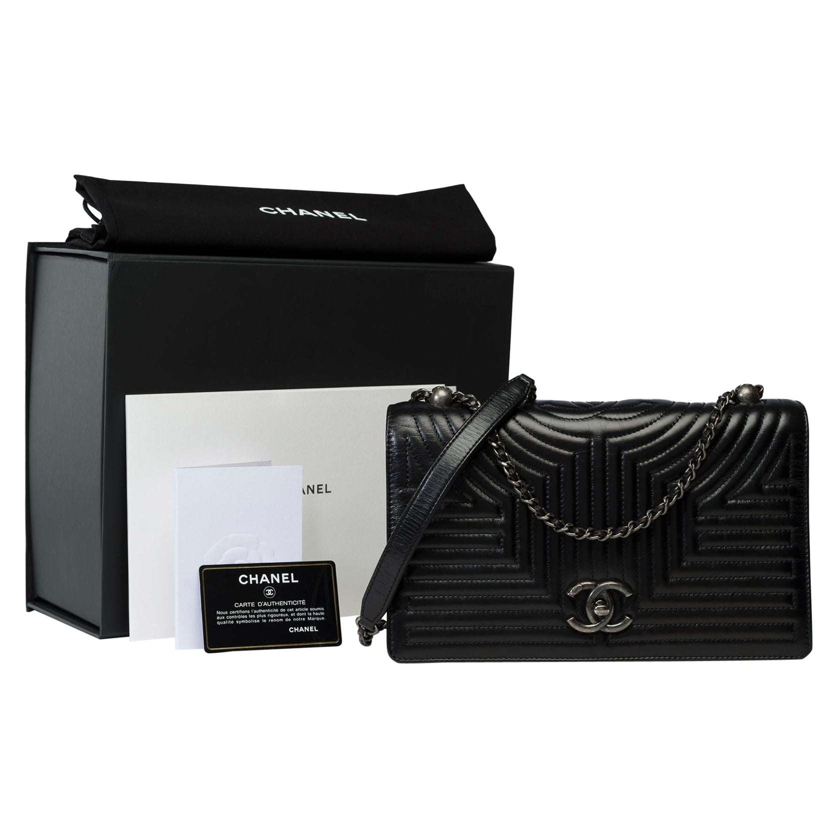 Außergewöhnliche Chanel Coco Umhängetasche mit Klappe aus schwarzem gestepptem Leder, ASHW im Angebot