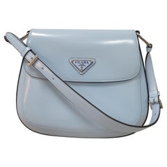 Prada Cleo sac à rabat porté épaule en cuir brossé bleu