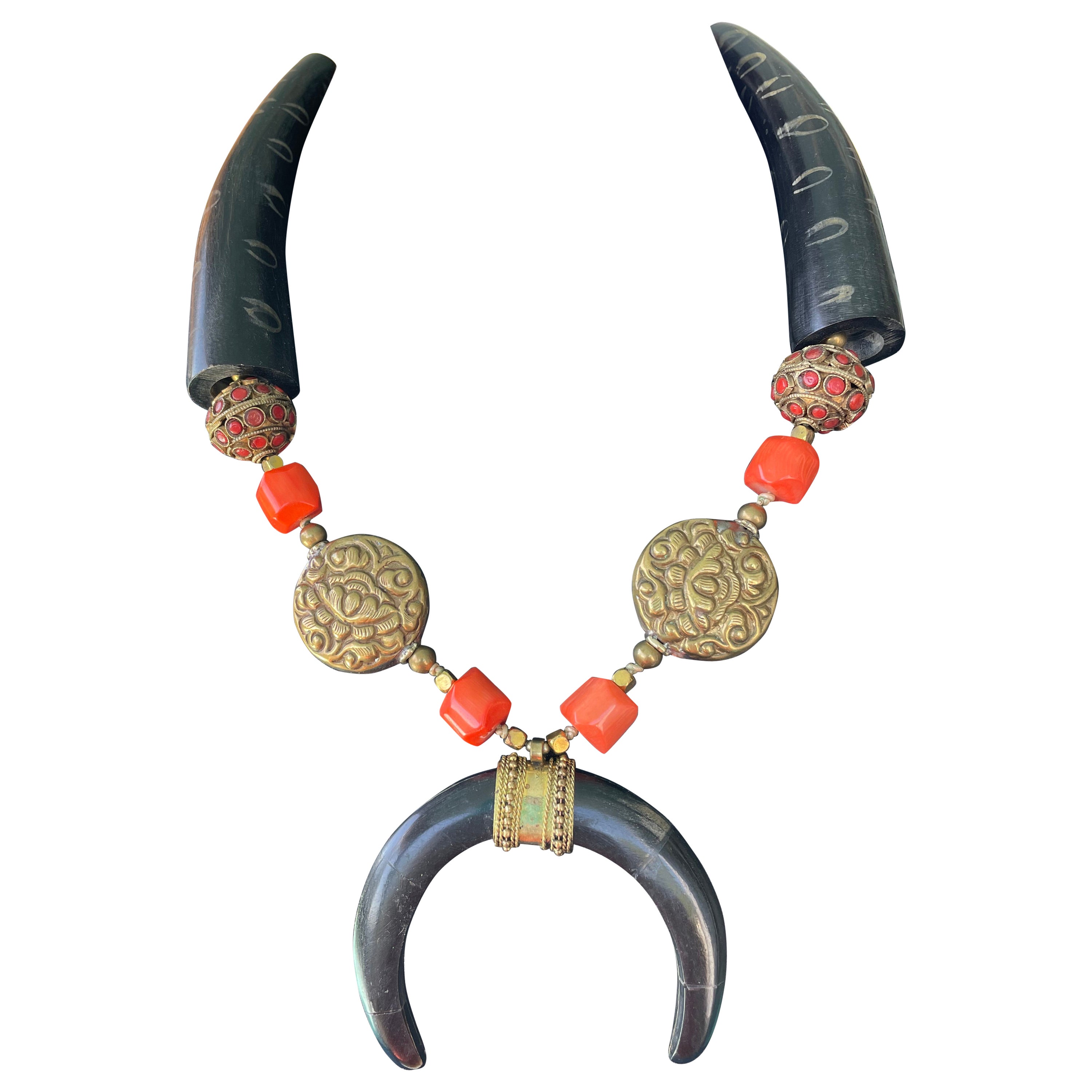 LB bietet Tribal Horn Naja Anhänger Tibetan Messing orange Koralle Holz Halskette im Angebot