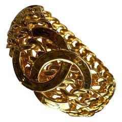 Chanel pulsera CC de cadena dorada