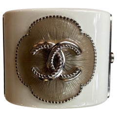 Chanel Manchette Weiß und Silber Armband