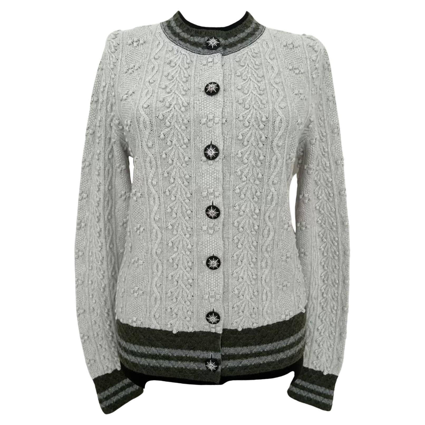 Chanel 5K$ CC Juwel Edelweiss Buttons Kaschmir-Strickjacke mit Knopfleisten im Angebot