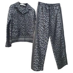 Costume pantalon gris imprimé léopard Dior 