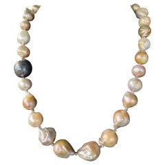 LB propose un collier de grandes perles baroques pastel avec entretoises en pyrite