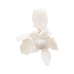 LELE SADOUGHI boucles d'oreilles clip en acrylique marbré blanc avec fleurs en cristaux d'argent