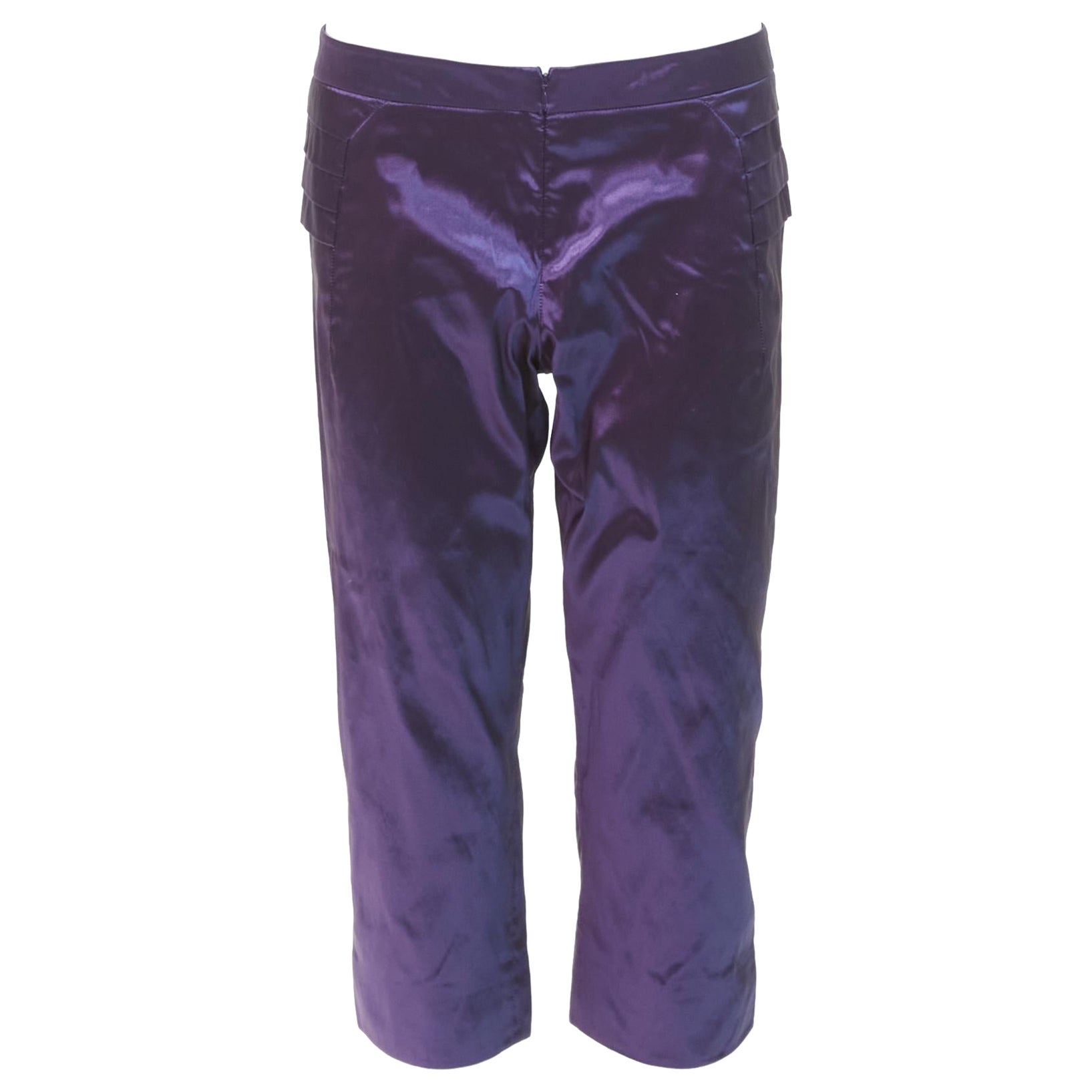 SHIATZY CHEN 100% Seide lila SHIATZY CHEN  Holografische plissierte, seitlich gedrehte kniehohe Hose IT42 M im Angebot