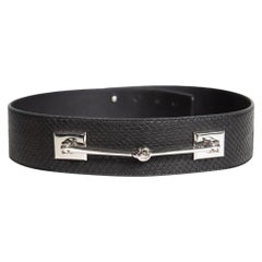 Cinturón Gucci de piel de serpiente negra con detalle de herradura