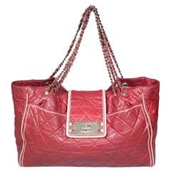 Chanel Burgunderfarbene gesteppte Mademoiselle Lock East West Tote aus Leder