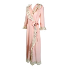 1930s-40s Robe enveloppante et à nouer en rayonne rose crème garnie de dentelle