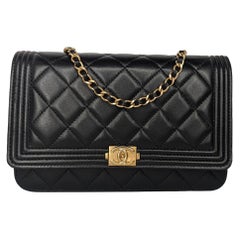 Chanel Lammfell gesteppte Boy Brieftasche an Kette WOC Schwarz