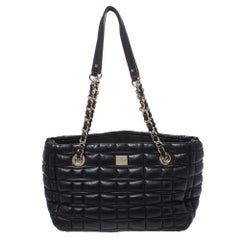 Kate Spade Bolso cuadrado negro de piel acolchada con cadena