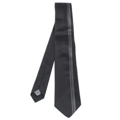 Boss By Hugo Boss Cravate en soie à rayures verticales noires et grises 