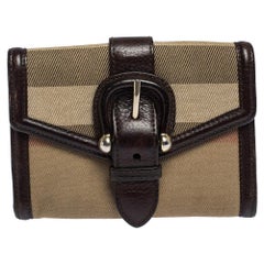 Portefeuille compact à boucle en cuir et toile à carreaux Nova Brown/Beige Burberry