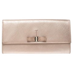 Salvatore Ferragamo - Portefeuille continental en cuir beige métallisé avec nœud