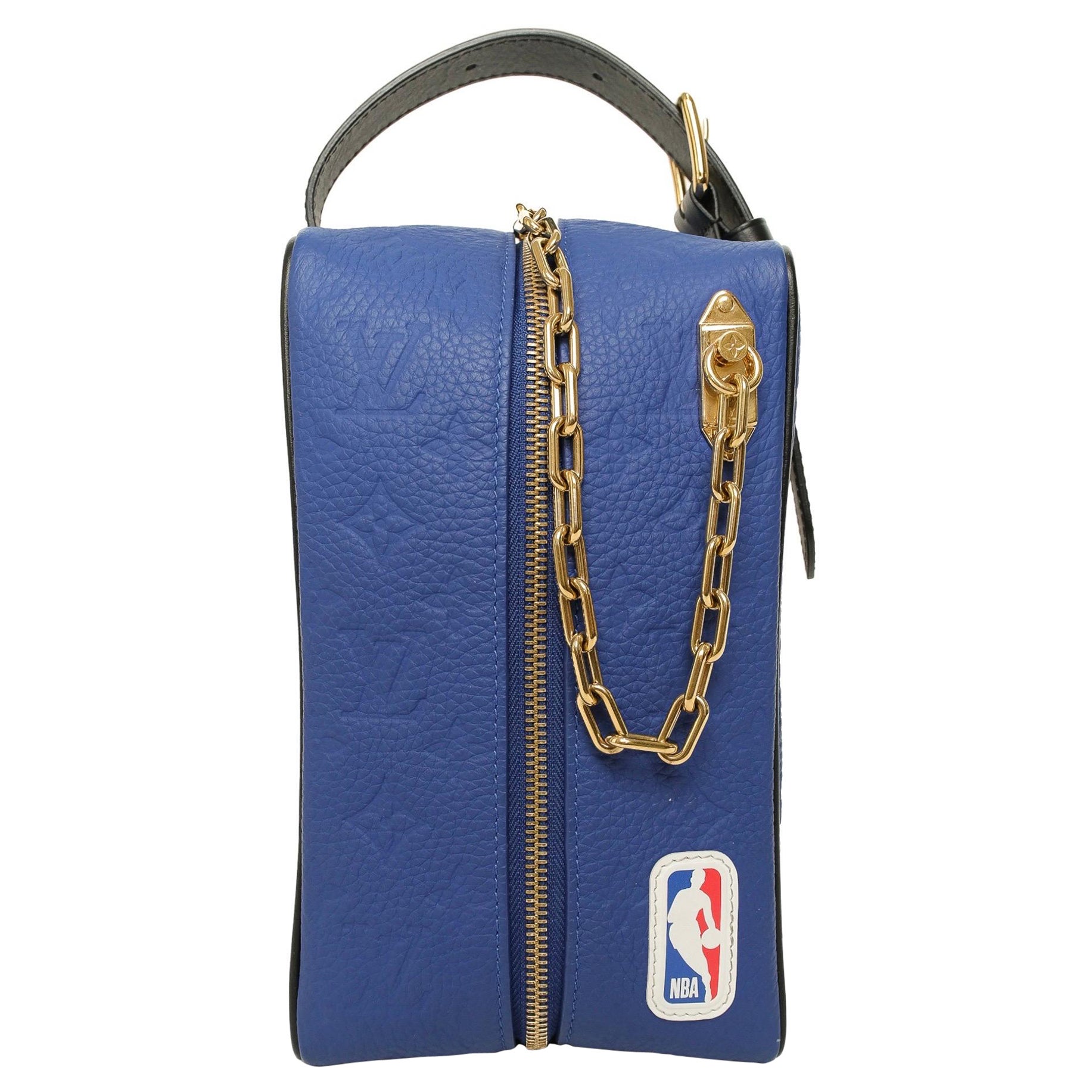 Louis Vuitton Cloakroom Dopp Kit NBA Blue Borsa A Mano  For Sale