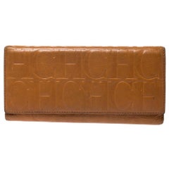 CH Carolina Herrera Cartera Trifold Continental de Piel con Monograma en Relieve Mostaza