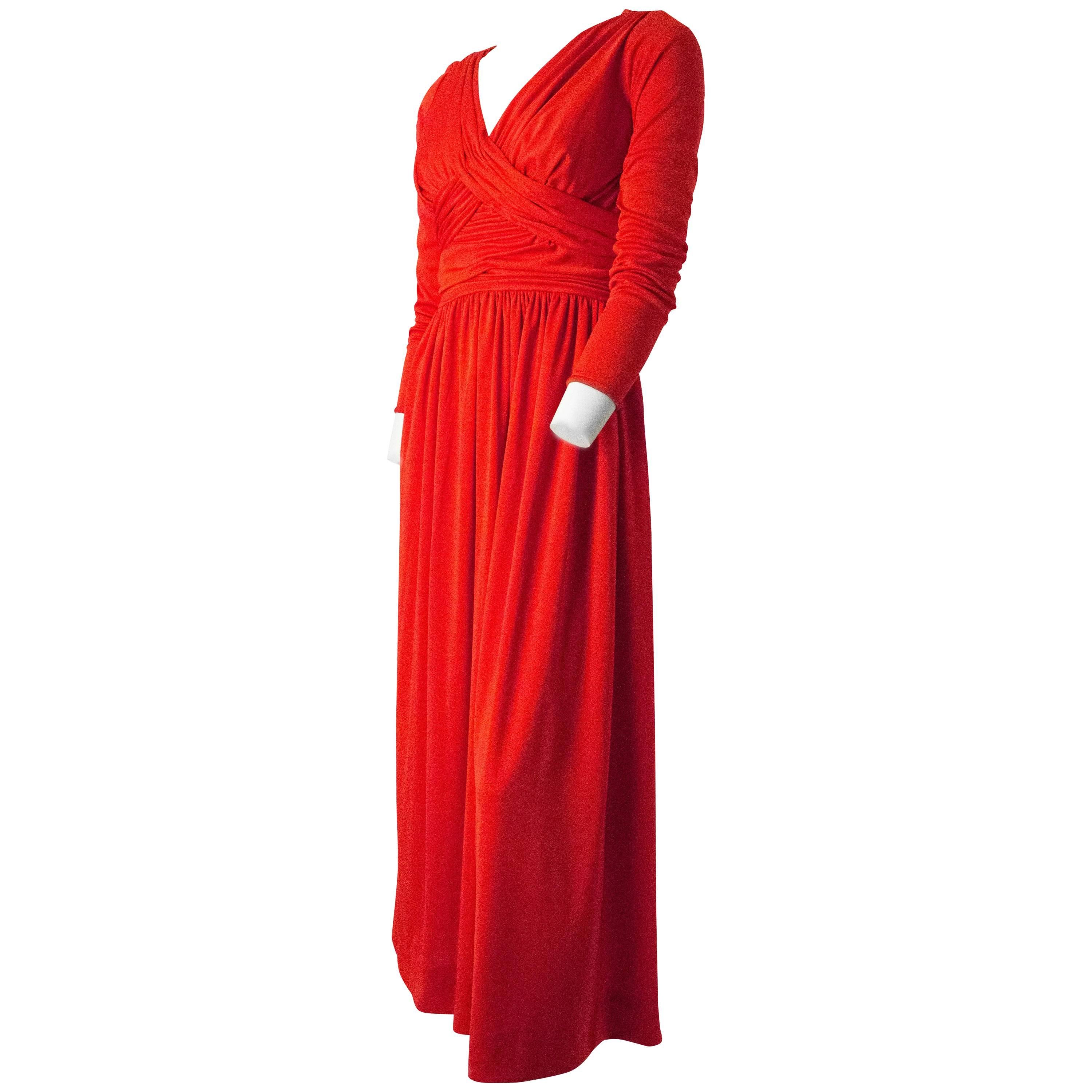 Robe longue à manches longues en jersey de soie rouge avec corsage froncé et corsage froncé, années 70 en vente