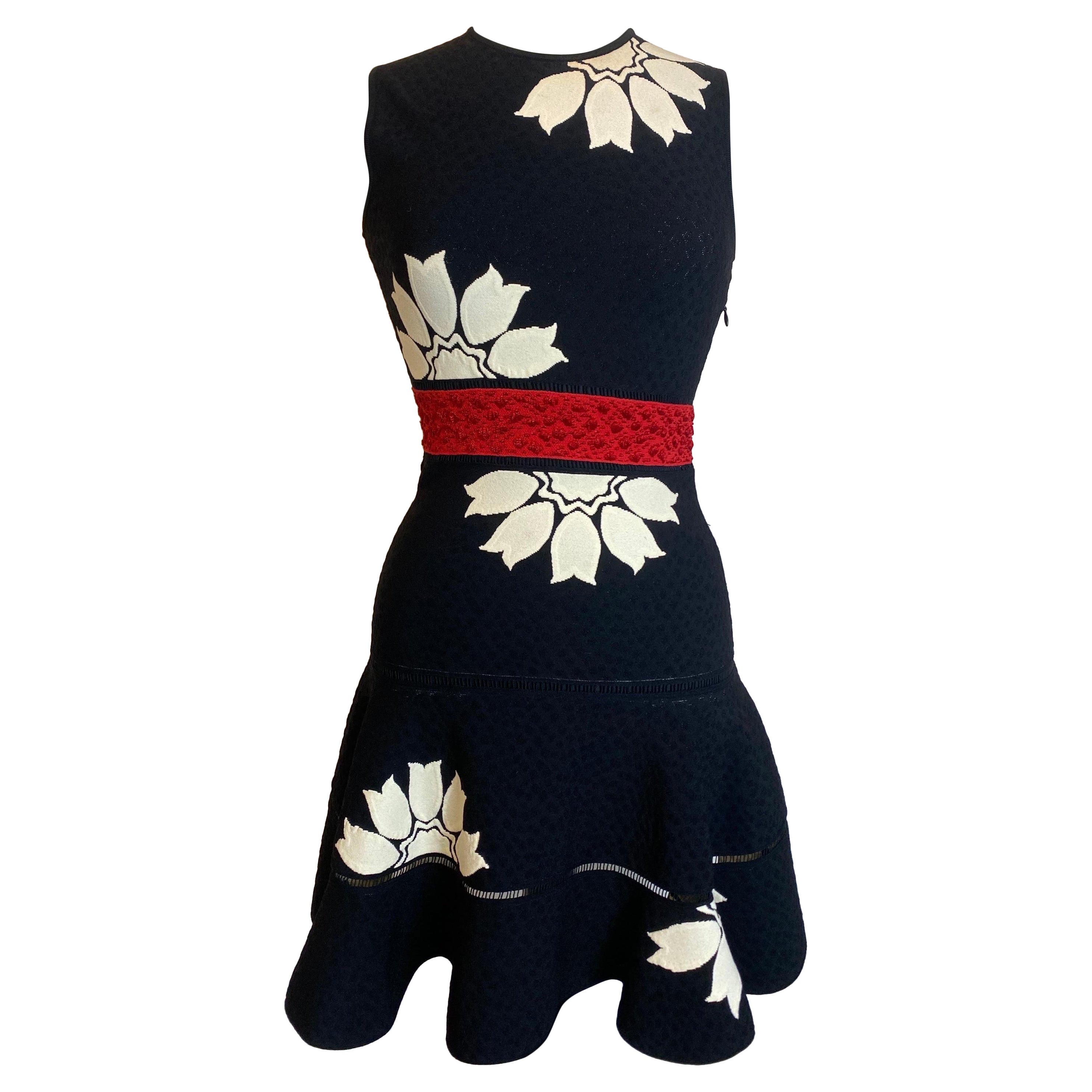 Robe de cocktail à jupe volantée et fleurs noires et blanches Alexander McQueen