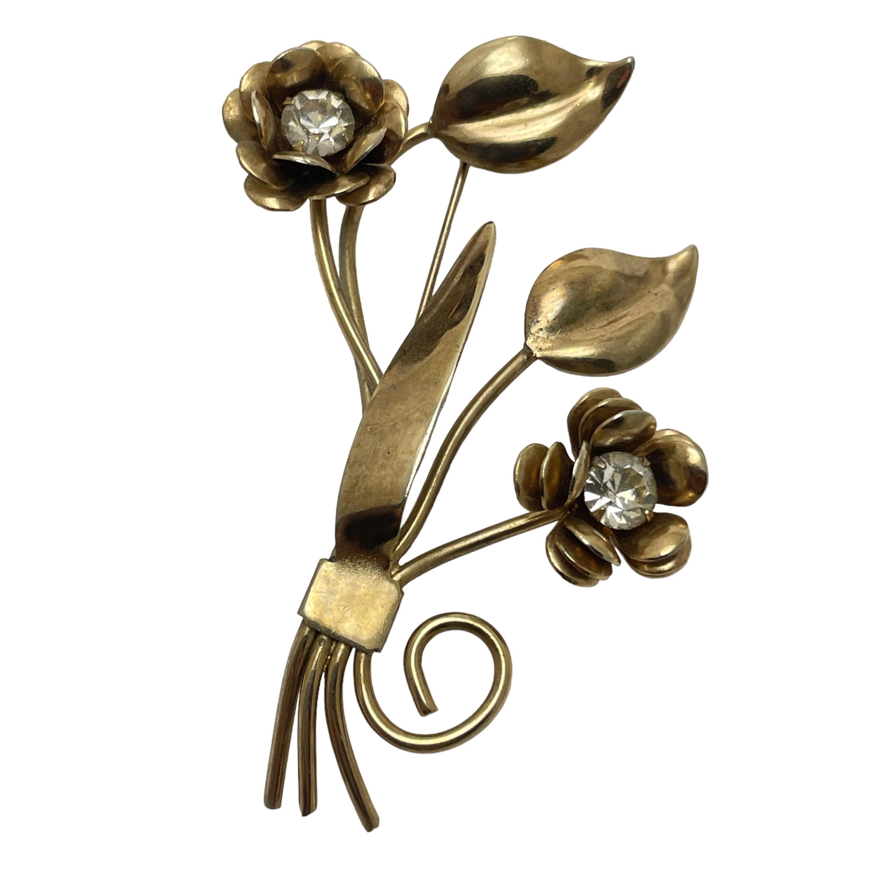 Vintage gold tone rhinestone flower old brooch For Sale