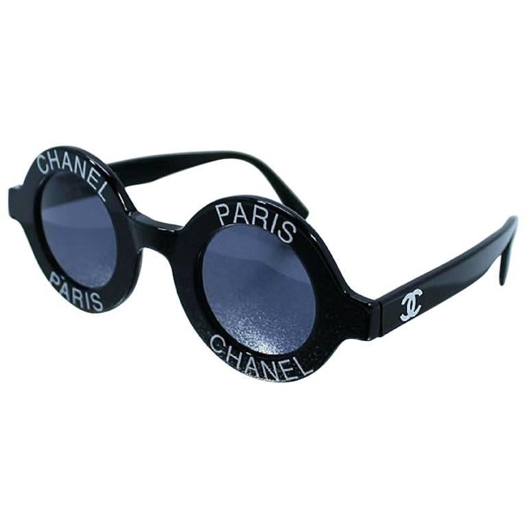 Vintage CHANEL black round frame mod sunglasses with white CHANEL PARIS print For Sale