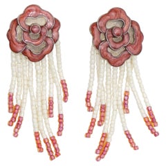CHRISTIAN DIOR par John Galliano, 1997, boucles d'oreilles à pompon en micro perles roses bourgognes